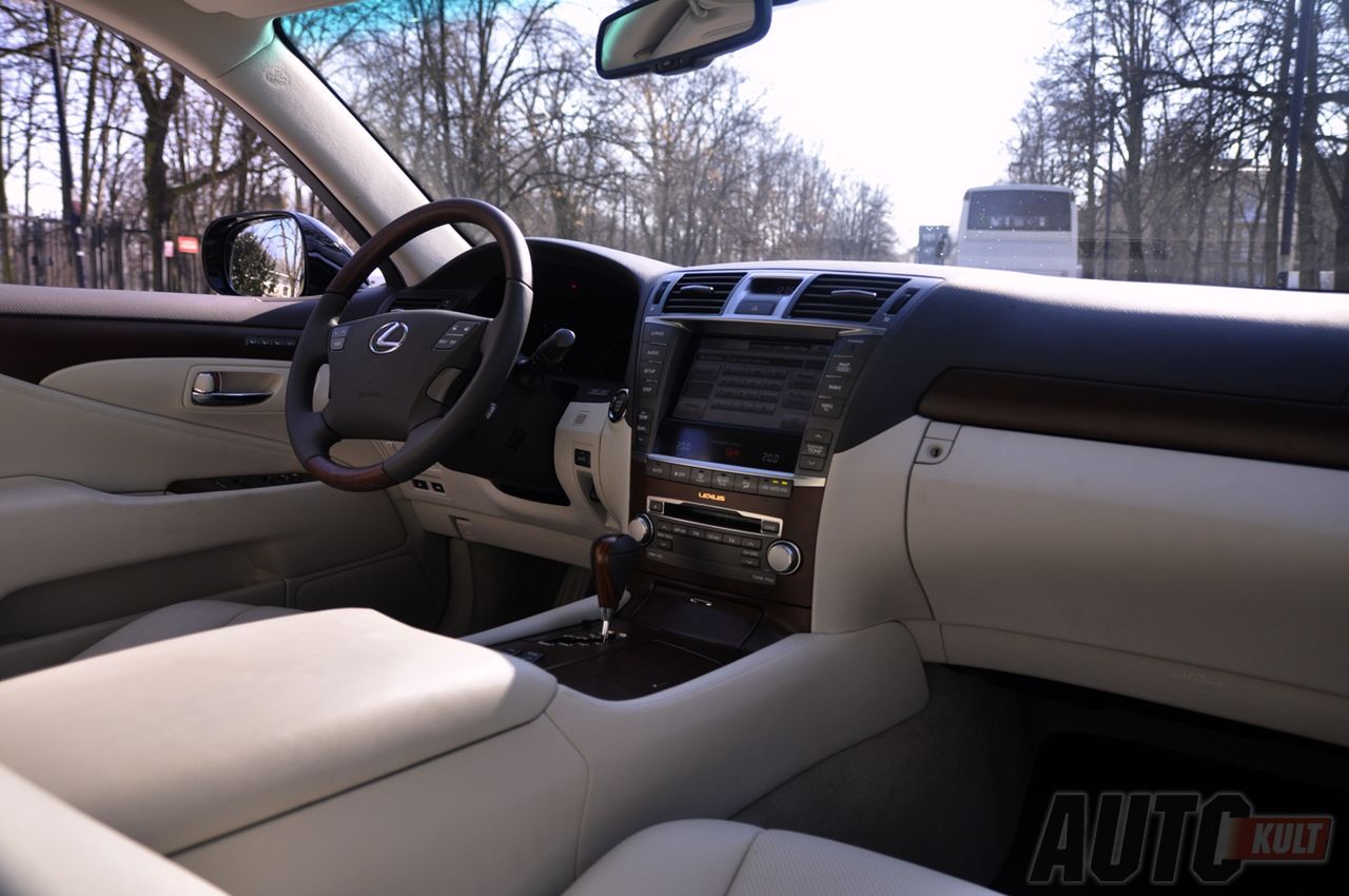 Lexus LS460 (Fot. Marcin Pogorzelski)