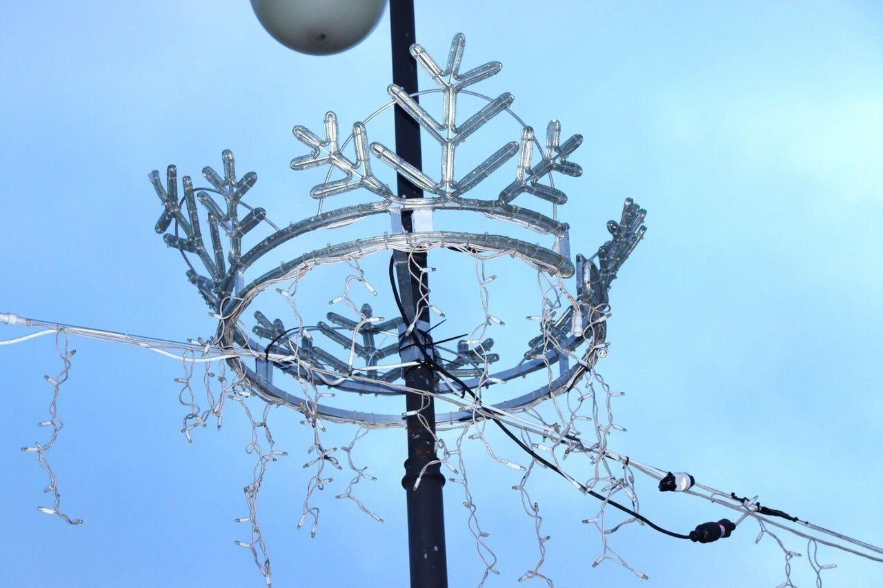 Świąteczne iluminacje pojawiły się na Placu Tadeusza Kościuszki w Łęczycy