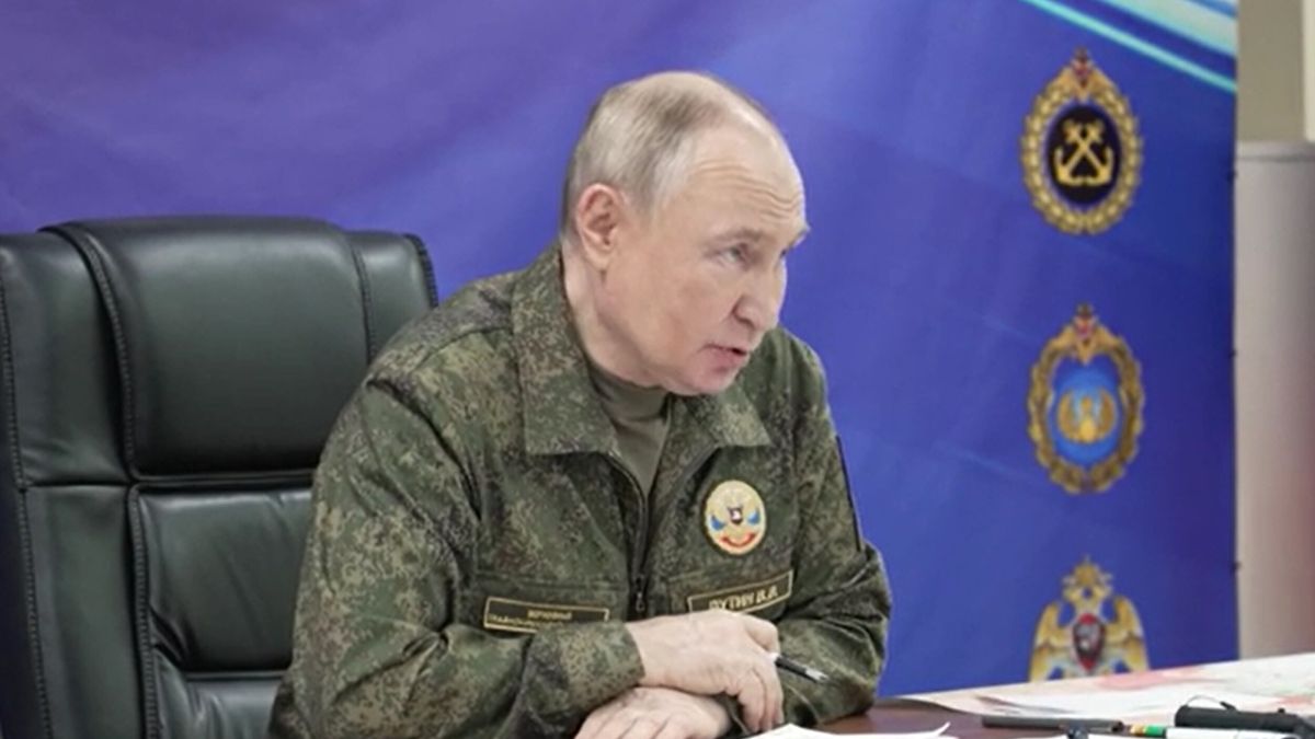 A handout photo made from video released by the Russian Presidential Press Office on 26 October 2025 shows, Russian President Vladimir Putin during his visit to one of the command posts of the Joint Group of Forces, at an undisclosed location. EPA/RUSSIAN PRESIDENTIAL PRESS OFFICE / HANDOUT MANDATORY CREDIT HANDOUT EDITORIAL USE ONLY/NO SALES Dostawca: PAP/EPA.
