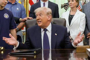 Donald Trump zatańczył ze studentami przed Białym Domem. Jest nagranie