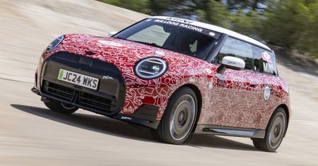 Mini JCW E szykuje się do debiutu. Trafi na rynek jeszcze w tym roku