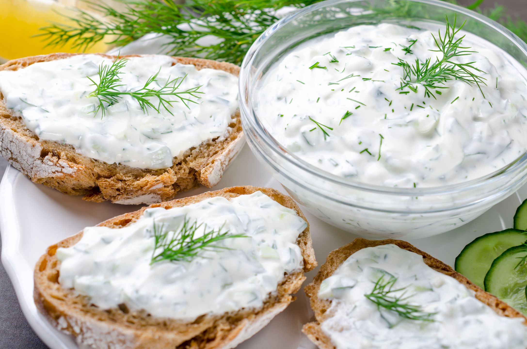 Dip tzatziki. Aromatyczny sos do grillowanych mięs