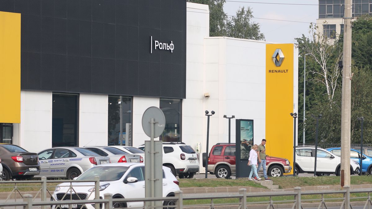 ST  PETERSBURG, RUSSIA - 2022/08/21: French multinational automobile manufacturer, Groupe Renault Flagship Store seen in St. Petersburg. Official car dealers continue their work despite the suspension of some factories in Russia and with problems in the supply of car parts. Some companies have problems with the supply of spare parts for car maintenance under warranty after sanctions from the West. (Photo by Maksim Konstantinov/SOPA Images/LightRocket via Getty Images)