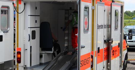 Nocny wypadek polskiego autokaru na Węgrzech. Wszystko zaczęło się od owcy. Sześć osób rannych