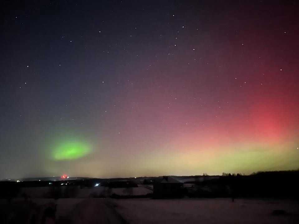 Kolorowe wstępi swiateł na niebie robią wrażenie 