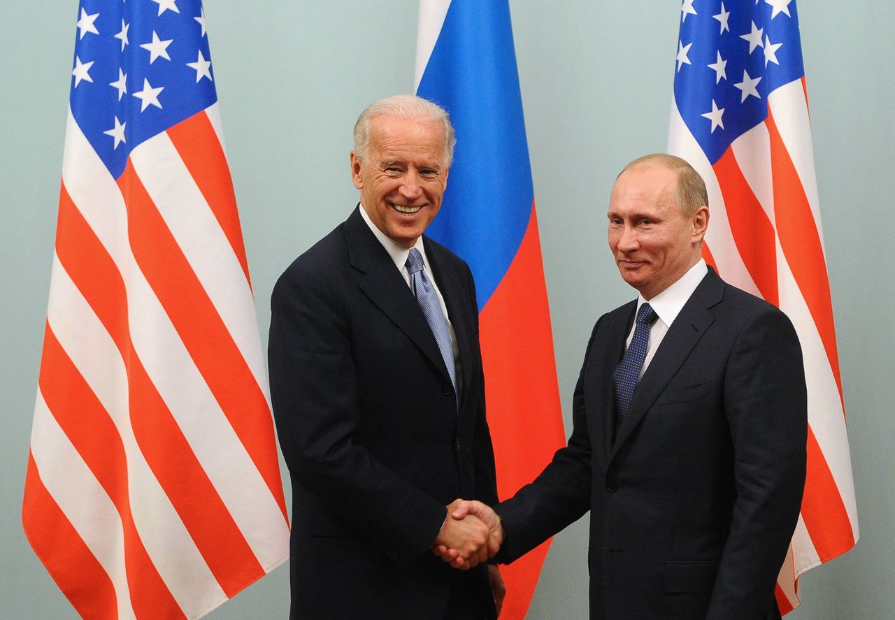 Spotkanie Biden-Putin. Genewa zamyka niebo, na ulicach pojazdy opancerzone. Na zdjęciu spotkanie Biden-Putin w 2011 roku