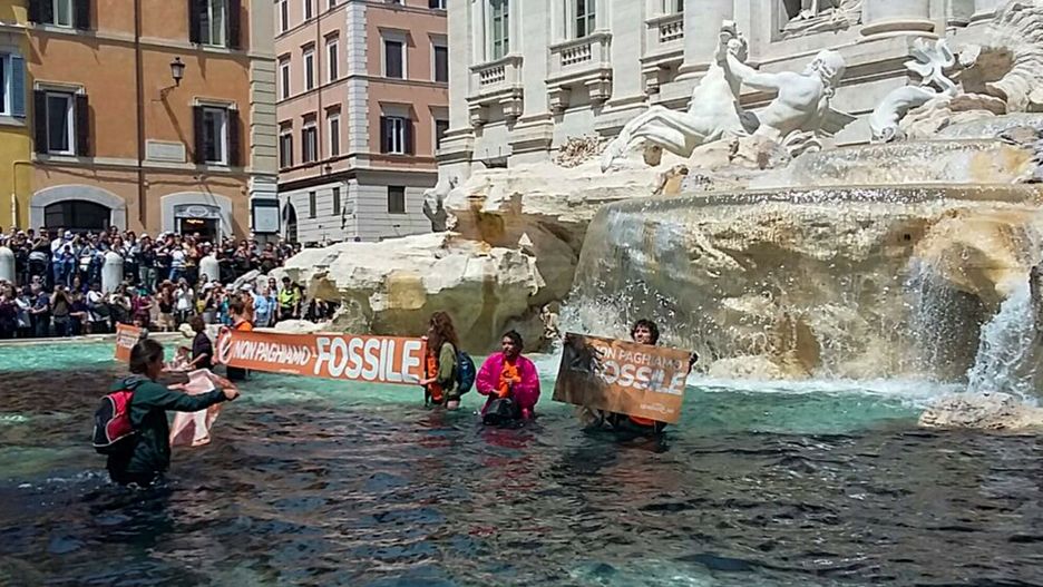 Czarna woda w fontannie di Trevi w Rzymie