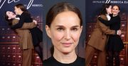 Natalie Portman w wyśmienitym humorze dokazuje z reżyserką na premierze filmu (ZDJĘCIA)