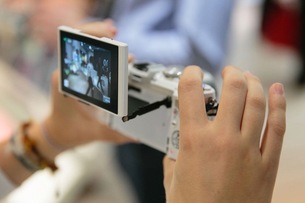 Ekran można też wychylać do góry i obracać w górę oraz w dół. To rozwiązanie sprawia, że możemy komfortowo fotografować znad głowy czy z poziomu ziemi.