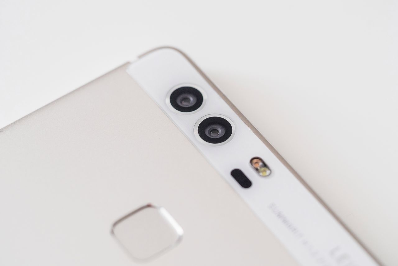 Huawei P9 wyposażony jest w dwa aparaty - kolorowy i monochromatyczny. Całość brandowana jest firmą Leica, ale producentem układu jest chińska firma Sunny Optical.