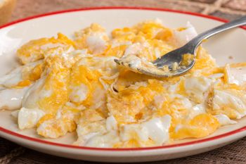 Jajecznicę smażę na tym tłuszczu. Bez kombinowania, a wychodzi delikatna i puszysta