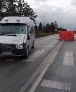 Dramat na drodze. Bus dostawczy potrącił pieszego