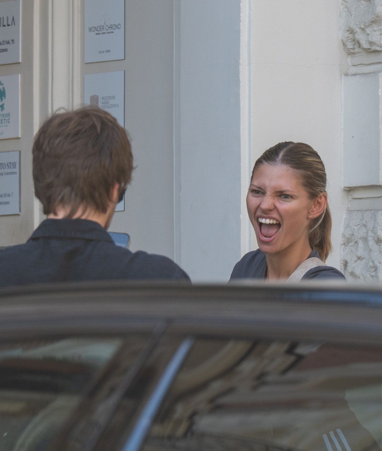 Maciej Musiał migdali się z uchachaną partnerką na ulicy