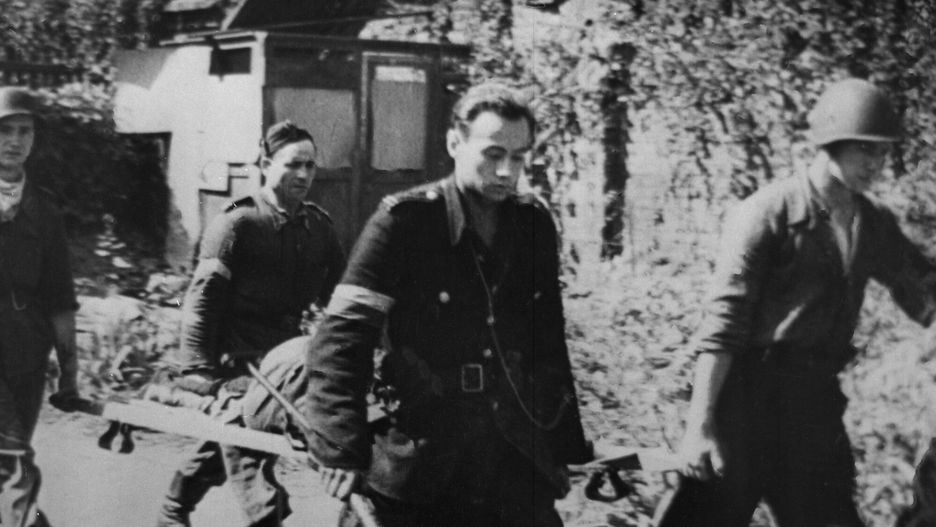 powstanie warszawskie, żołnierze przenoszą rannego