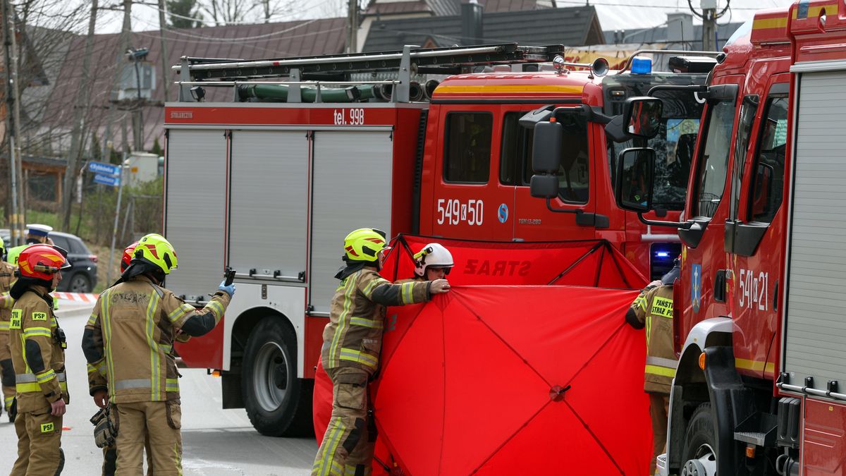 miejse zdarzenia
Zakopane, 01.04.2024. Silny podmuch wiatru na zakopia�skiej Olczy powali�, 1 bm. drzewo na samoch�d, kt�rym jecha�a m�oda kobieta. Poszkodowanej nie uda�o si� uratowa�. (aldg) PAP/Grzegorz Momot
***Zdj�cie do depeszy PAP pt. "Zakopane/ Drzewo przewr�ci�o si� na jad�cy samoch�d; zgin�a m�oda kobieta" ***
Grzegorz Momot
auto, drzewo, kobieta, Olcza, podmuch, porywisty, powalone, samoch�d, silny, wiatr, wypadek, zakopia�ska, przygniecione, stra� po�arna, parawan stra�y po�arnej, osobowe, osobowy