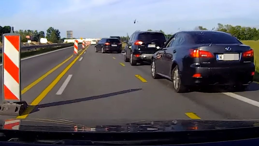 Egzekwując przepisy, lepiej zachować ostrożność. W razie stłuczki przypisanie winy będzie kłopotliwe