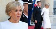 Brigitte Macron zadaje szyku przed Pałacem Elizejskim w białej sukience do kolan. Klasa? (FOTO)