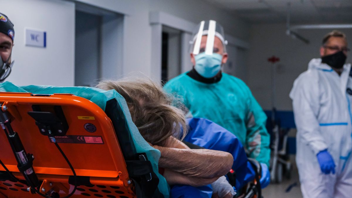 Ewakuacja pacjentów — zdjęcie ilustracyjne