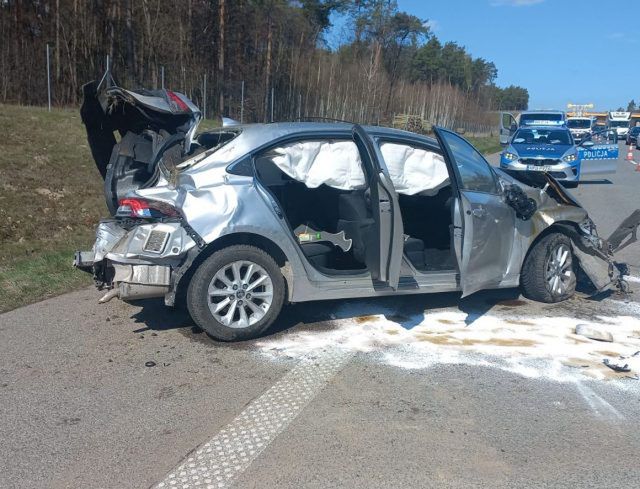 Dachował toyotą na S17, trafił do szpitala. Koniec utrudnień w ruchu na drodze ekspresowej (zdjęcia)