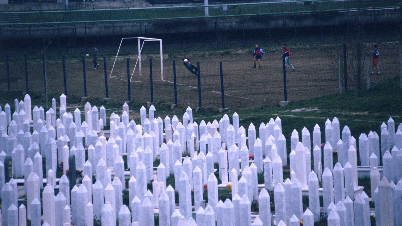 Jak grać w piłkę, kiedy na murawę spadają bomby?