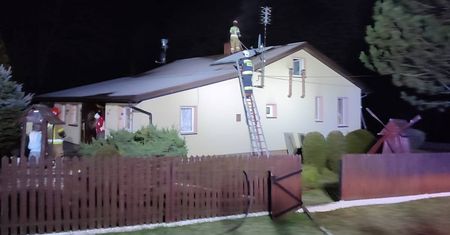Nocny pożar domu w Wojciechowie-Kolonii Pierwszej. Domowników uratowała czujka tlenku węgla