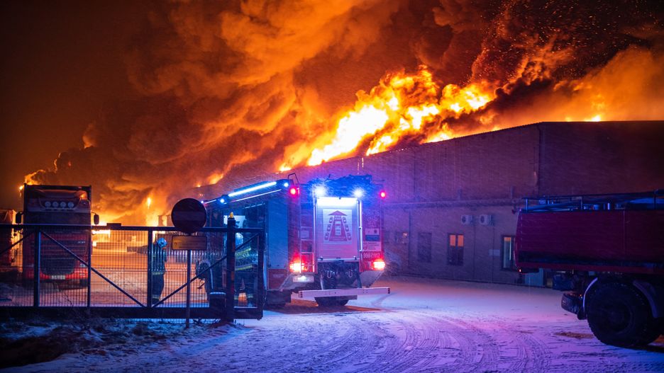 pożar, straż pożarna, akcja, wóz pożarny, pożar fabryki, dym, ognisty, ratowanie, czerwony, zima