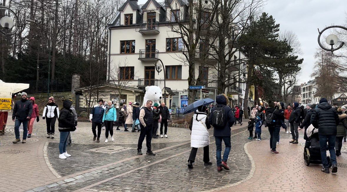 Krupówki każdego dnia odwiedzane są przez tłumy turystów 