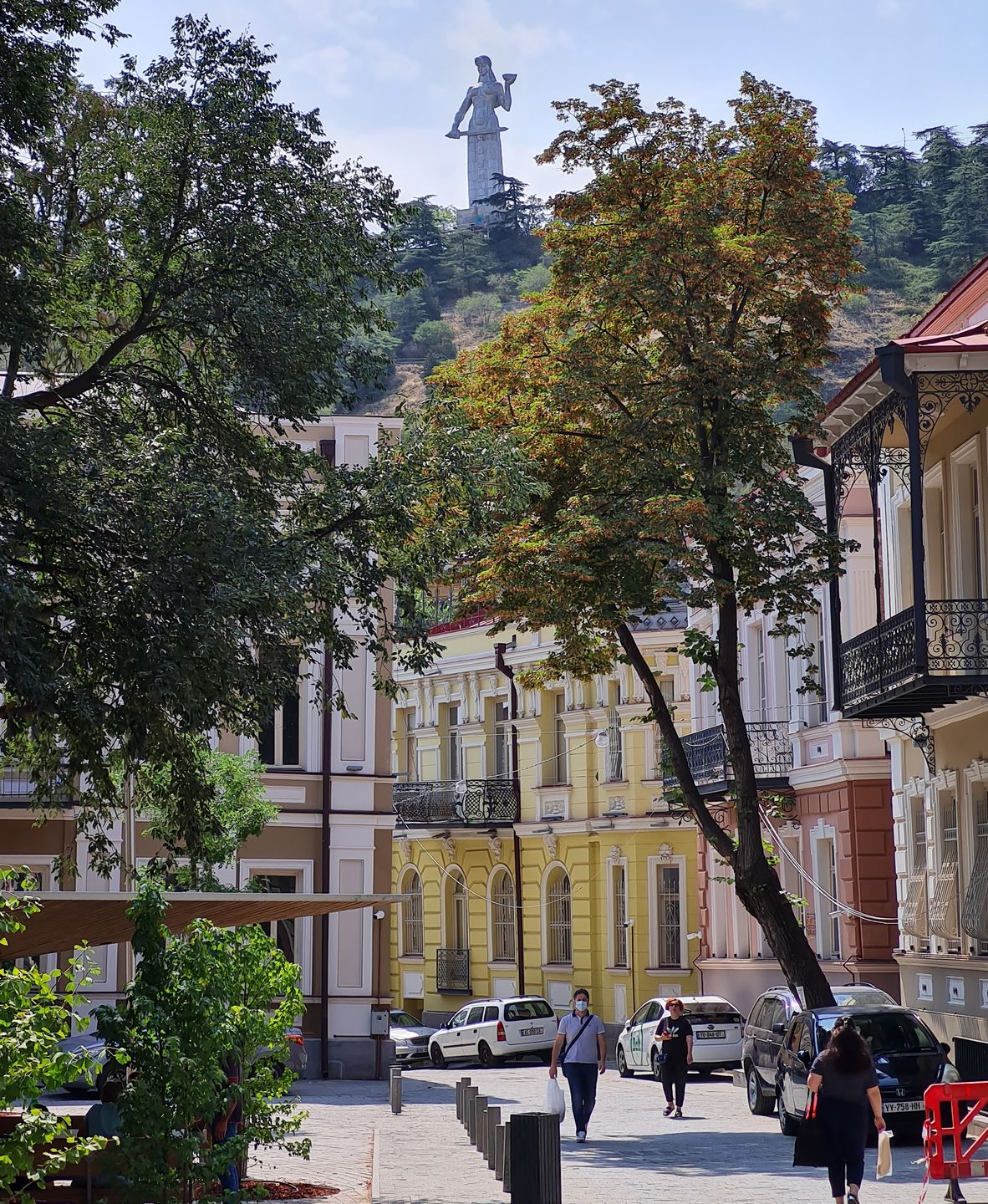 Centrum Tbilisi, w oddali na wzniesieniu Matka Gruzja - symbol miasta | Fot. Jakub Panek/WP