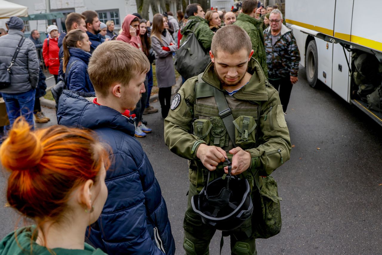 MOSCOW, RUSSIA - OCTOBER 06: Russian recruits gather outside a military processing center as drafted men said goodbye to their families before departing from their town in Moscow, Russia on October 06, 2022. More than 200,000 people have reported to service under partial mobilization, Russian Defense Minister Sergey Shoygu said on Tuesday. (Photo by Sefa Karacan/Anadolu Agency via Getty Images)