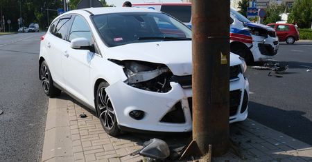 Zderzenie forda z ambulansem w centrum Lublina. Kierowca osobówki miał zielone, a karetka sygnały. Kto zawinił?