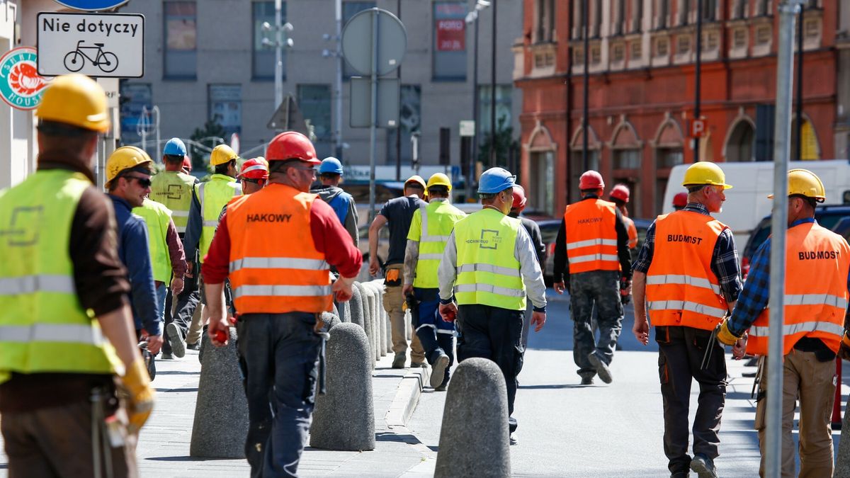 East News archiwum7
Fot. Tomasz Kawka/East News Katowice 21.05.2020 Pracownicy budowlani w centrum Katowic, budujacy nowy hotel w centrum miasta.
Tomasz Kawka