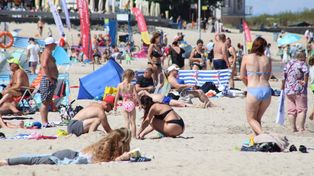 Wakacje na plaży w Kołobrzegu. Tak wypoczywają wczasowicze nad Bałtykiem