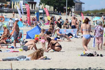 Wakacje na plaży w Kołobrzegu. Tak wypoczywają wczasowicze nad Bałtykiem