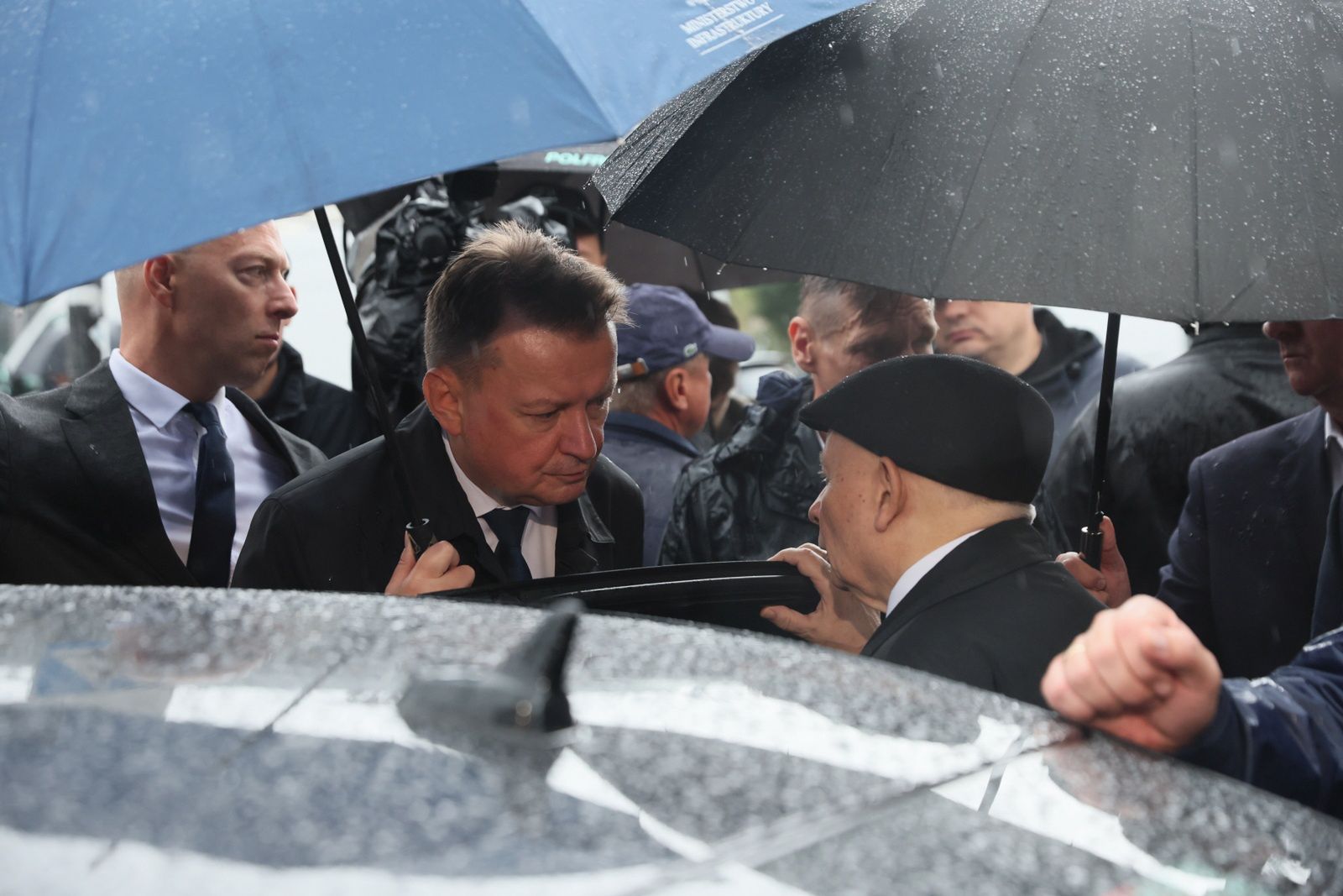 Mariusz Błaszczak obok Jarosława Kaczyńskiego