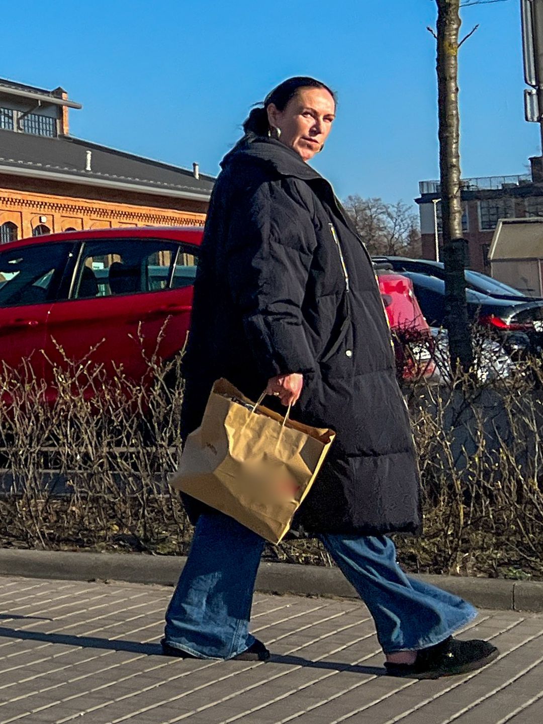 Kayah w zimowym płaszczu i letnich butach