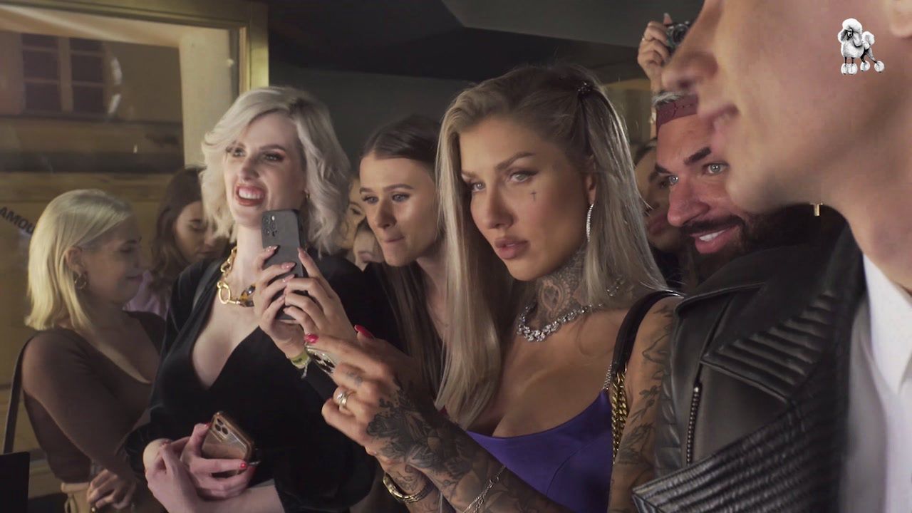 Unikająca ścianek Deynn "bawi się" na evencie z nosem w telefonie 