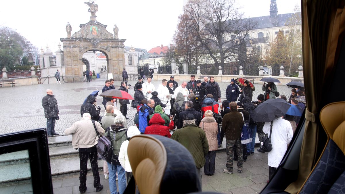 Babcia z wnuczką wyrzucone z autokaru podczas pielgrzymki