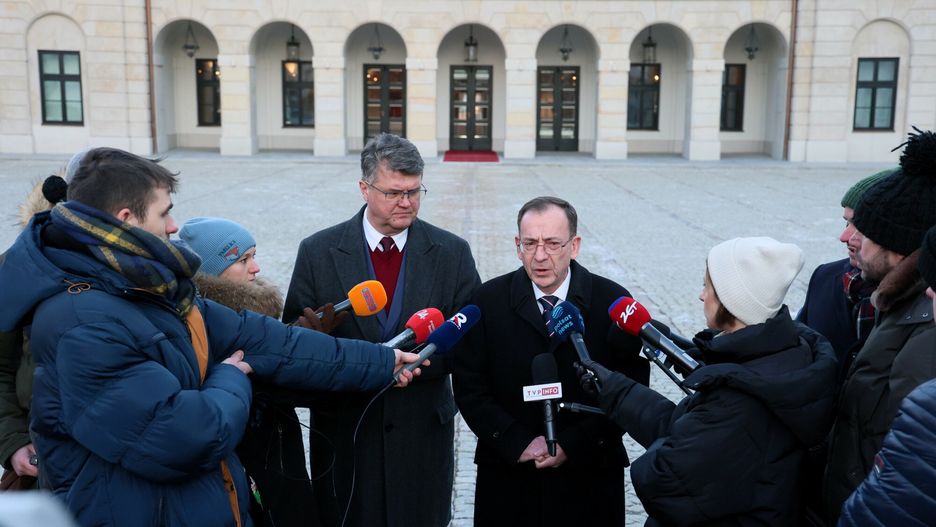O?wiadczenie W?sika i Kami?skiego na dziedzi?cu Pa?acu Prezydenckiego
Fot. Pawel Wodzynski/East News, Warszawa, 09.01.2023. Politycy PiS Maciej Wasik i Mariusz Kaminski zostali zaproszeni do Palacu Prezydenckiego, na uroczystosc powolania Blazeja Pobozego i Stanislawa Zaryna na doradcow prezydenta Andrzeja Dudy. Tymczasem sad wydal nakazy aresztowania obu politykow, w zwiazku z prawomocnym wyrokiem w tzw. aferze gruntowej.
Pawel Wodzynski