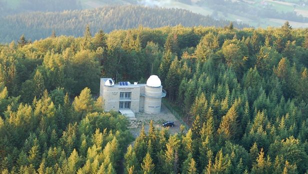 Obserwatorium Astronomiczne na szczycie góry Lubomir w okolicy wsi Węglówka