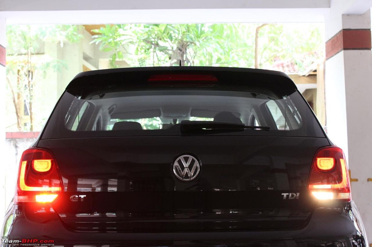 Konfiguracja nr 1: pojedyncze światło przeciwmgłowe tylne po stronie kierowcy, a symetrycznie na drugim boku - lampa cofania. Aktualnie najpopularniejsze rozwiązanie (głównie ze względów oszczędnościowych) stosowane w samochodach osobowych przeznaczonych na rynki, gdzie tylne światło przeciwmgłowe jest wymagane. Przykład na zdjęciu: VW Polo VI.