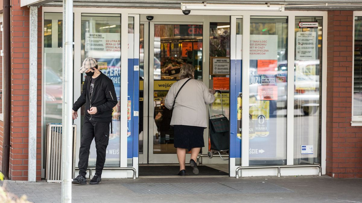 Starsi wchodzą, młodzież czeka. Od czwartku zakupy między 10 a 12 będą mogli robić tylko seniorzy