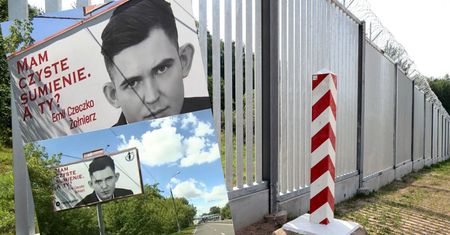 Szokujące plakaty. Pojawiły się na granicy Polski z Białorusią