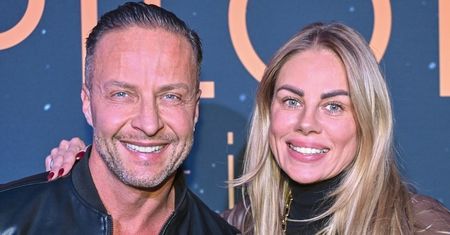 Magda Modra i Marek Krupski lansują się na studniówce córki. Mia postawiła na BŁYSZCZĄCĄ suknię z rozcięciem. Klasa?