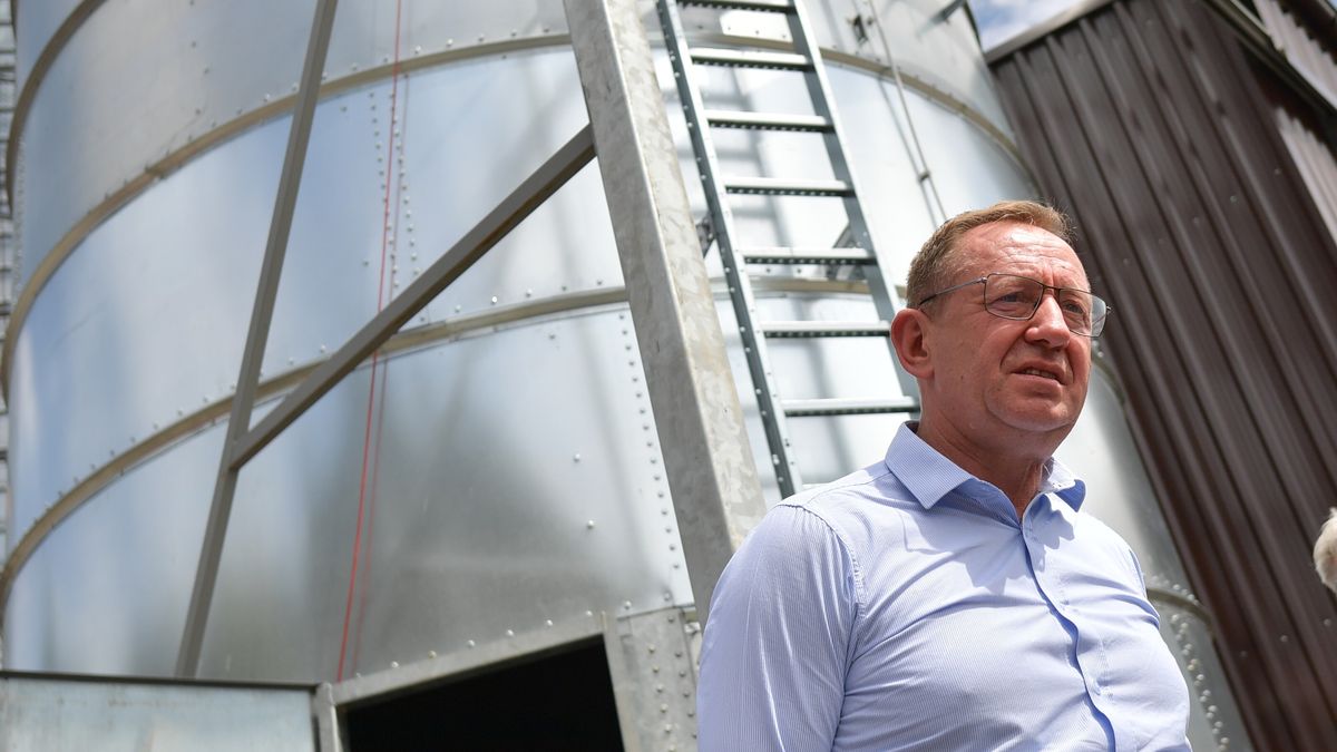 Dąbrowa, 24.07.2023. Minister rolnictwa i rozwoju wsi Robert Telus podczas wizyty w gospodarstwie rolnym Piotra Perkowskiego w Dąbrowie k. Sokołowa Podlaskiego, 24 bm. (amb) PAP/Przemysław Piątkowski