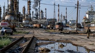 UKRAINA ZADAJE MOCNY CIOS ROSJI! Atak na ogromną rafinerię w Syzraniu i 10 tankowców "floty cieni"