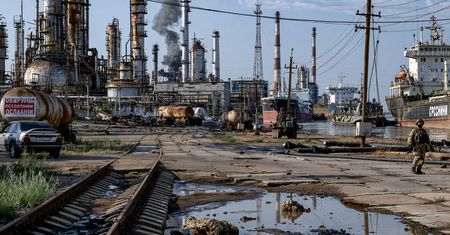 UKRAINA ZADAJE MOCNY CIOS ROSJI! Atak na ogromną rafinerię w Syzraniu i 10 tankowców "floty cieni"