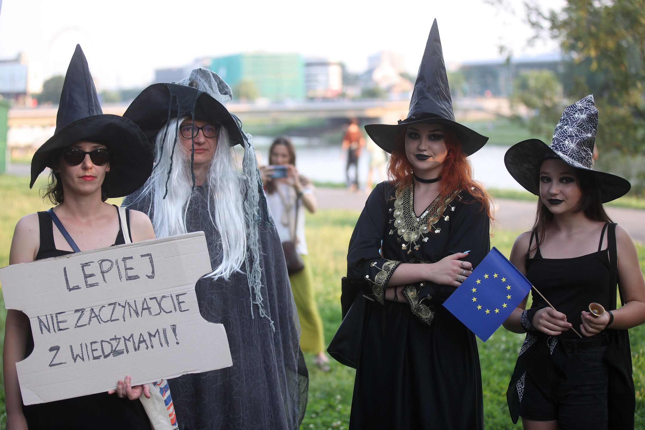 Kraków. Marsz "cnotliwych niewiast" i wiedźm 