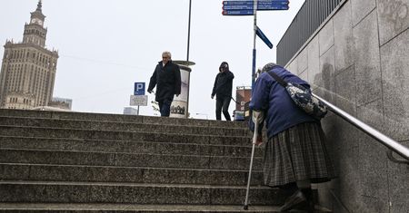Ochrona przedemerytalna w Polsce. Tak działa prawo