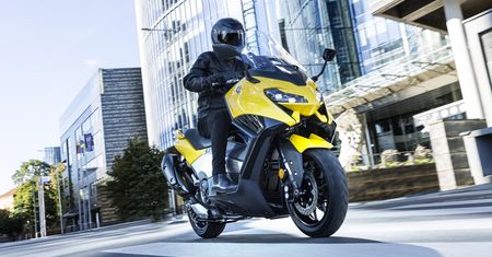 Skuter w stylu sportowego motocykla. Debiutuje nowa Yamaha TMax