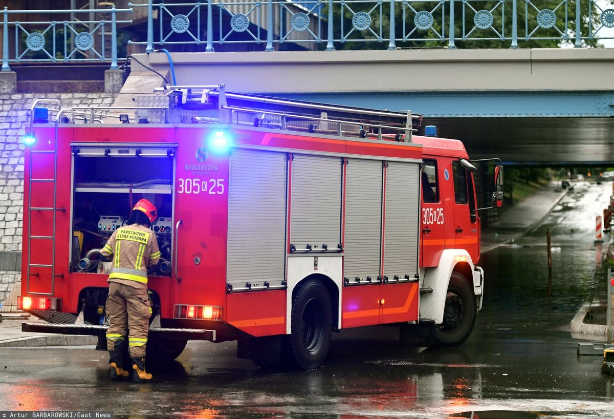 Burze z gradem w weekend spustoszyły Kraków. Strażacy nadal walczą ze skutkami żywiołu w mieście